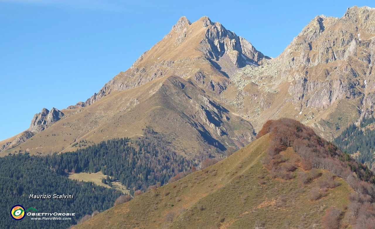 31 Valle d'Inferno. In primo piano la boscosa vetta del Pizzo di Cusio....JPG